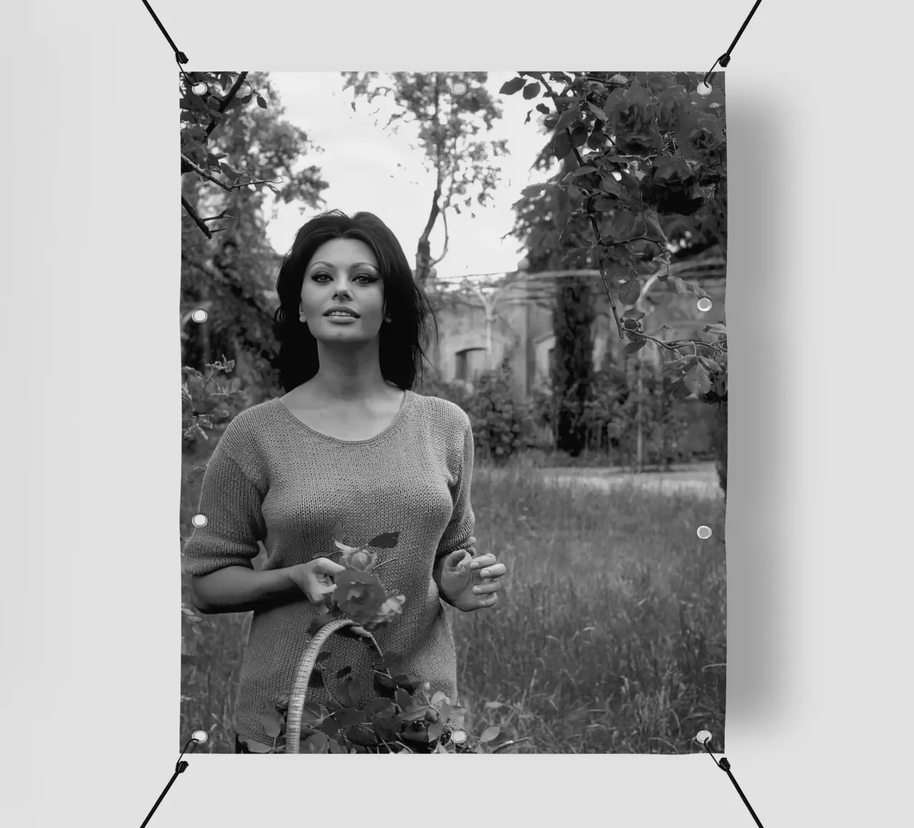 Shopia Loren fa un picnic nel giardino fiorito telo in pvc da Rachelwhell