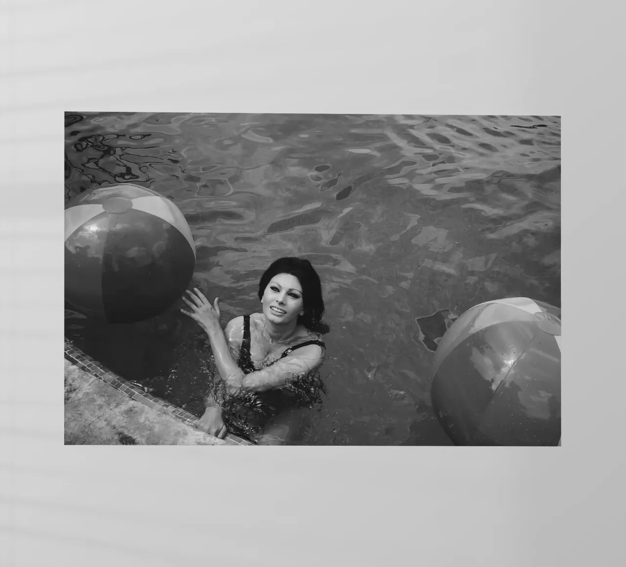 Shopia Loren Nuotare con una palla pellicola backlit da Rachelwhell