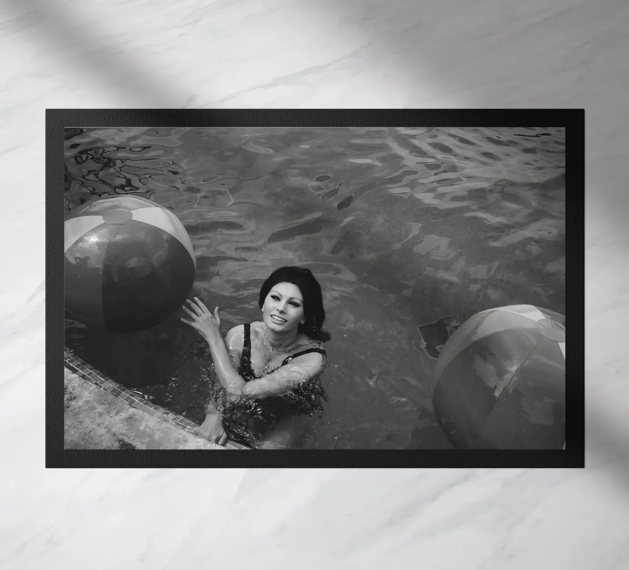 Shopia Loren Nuotare con una palla zerbino da Rachelwhell