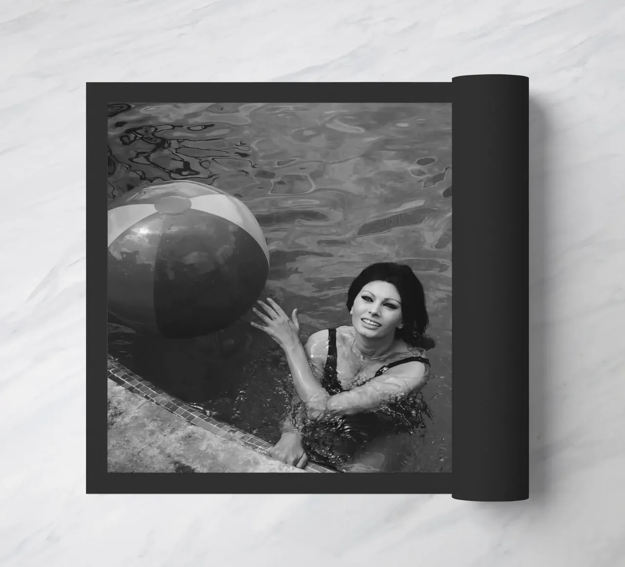 Shopia Loren Nuotare con una palla zerbino da Rachelwhell