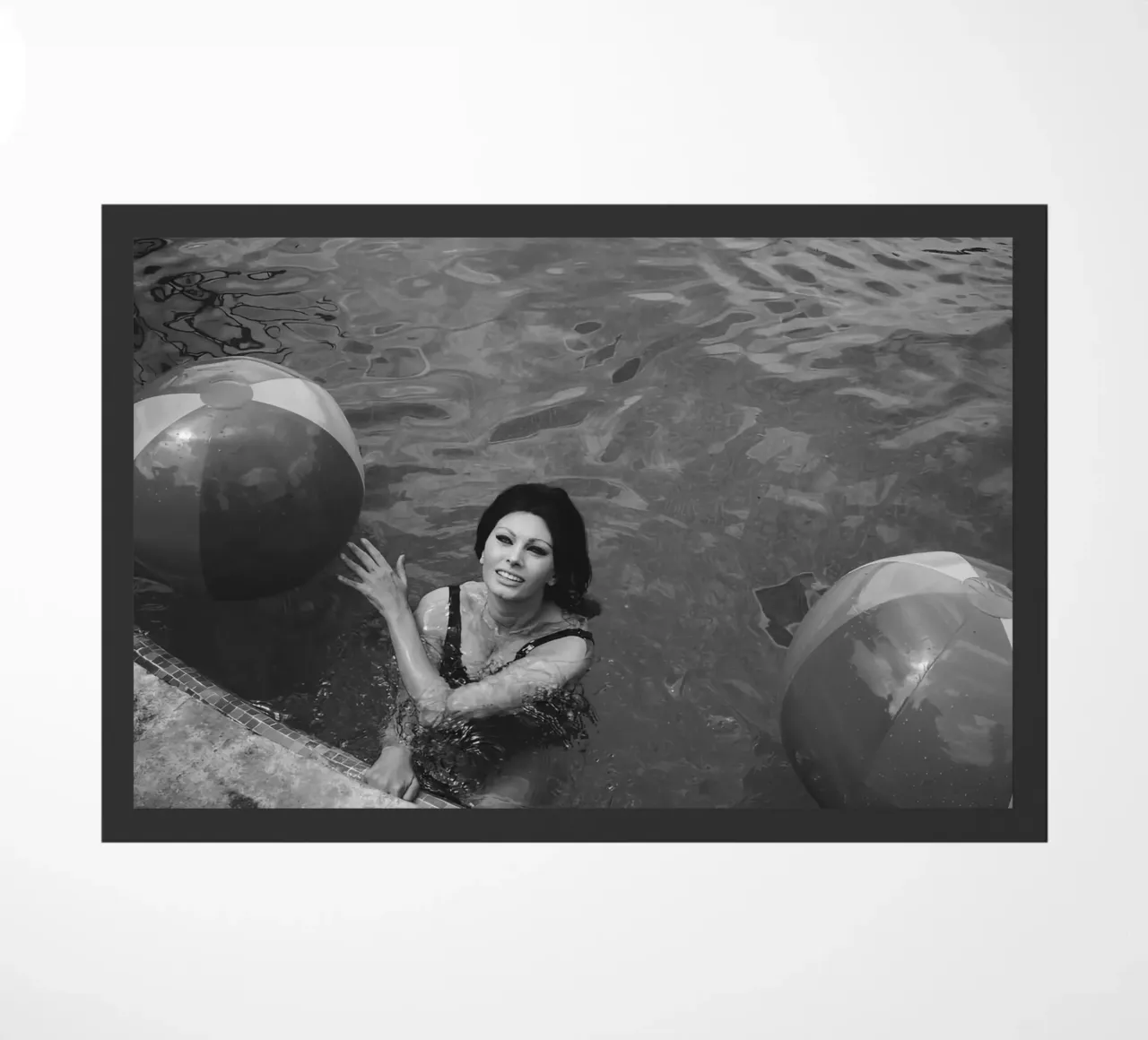 Shopia Loren Nuotare con una palla zerbino da Rachelwhell