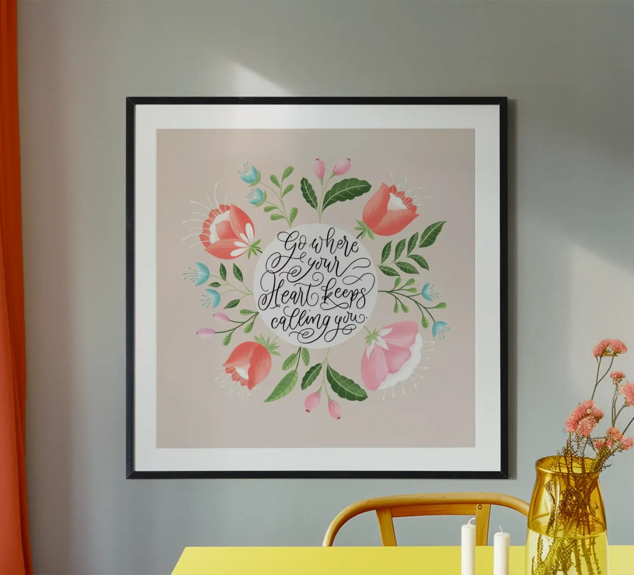 Cita. Sigue la llamada de tu corazón. Caligrafía moderna. poster con marco de madera de CalliLetters