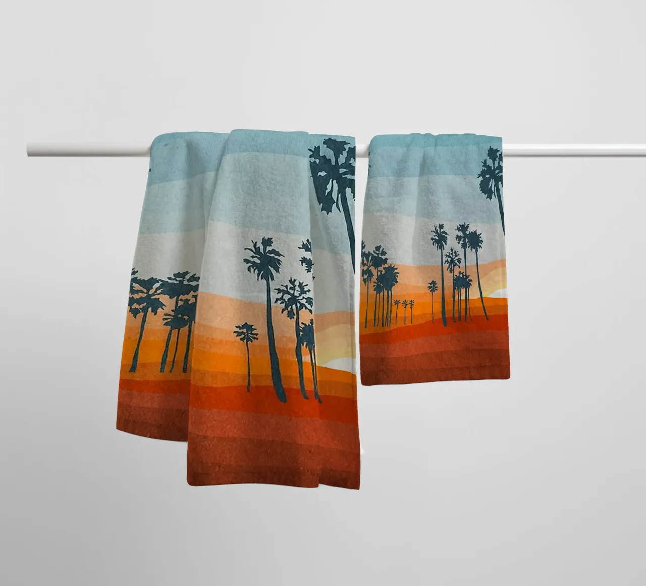 Sunset and palms asciugamano da bagno da Lynn Janet