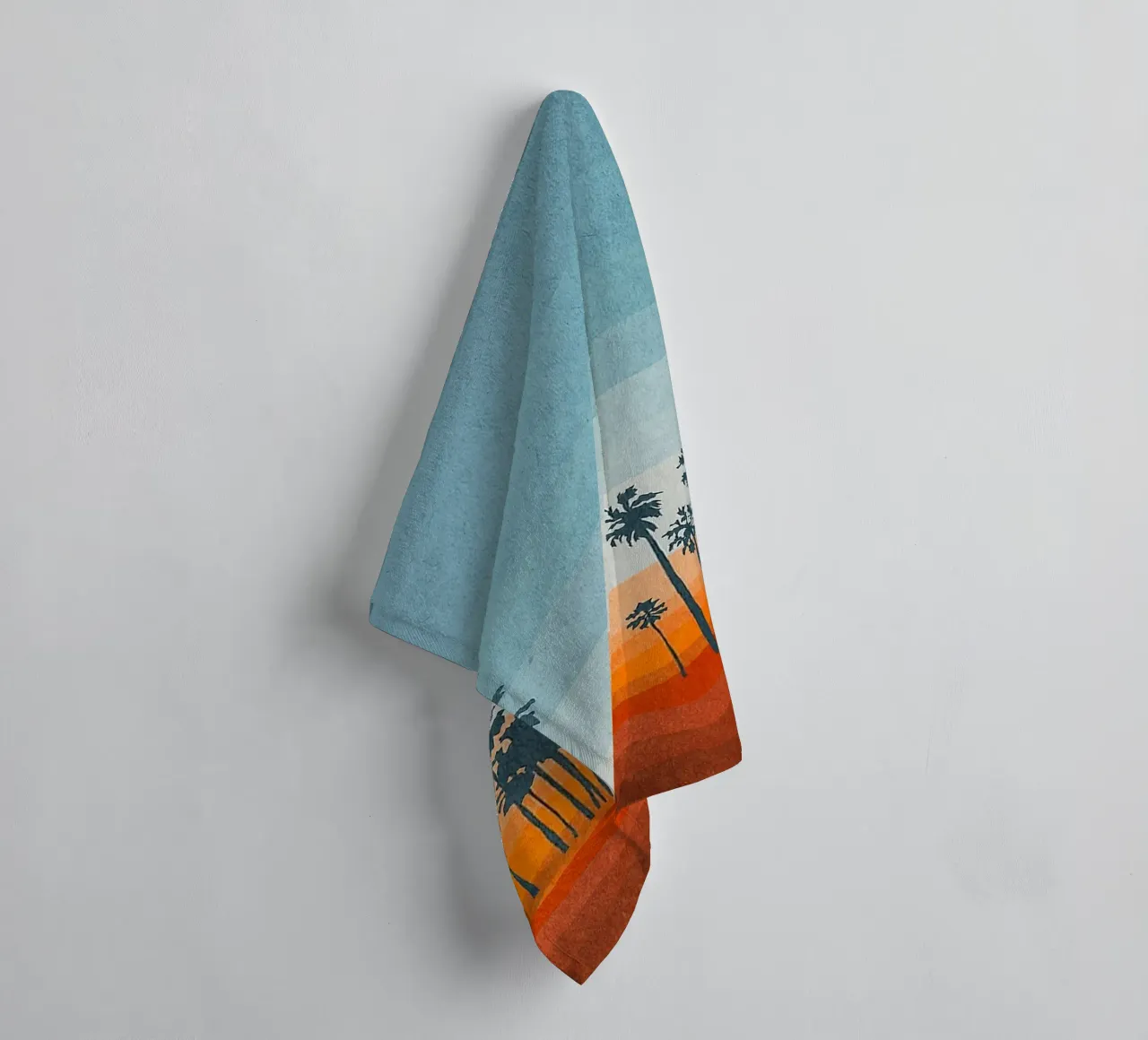 Sunset and palms asciugamano da bagno da Lynn Janet