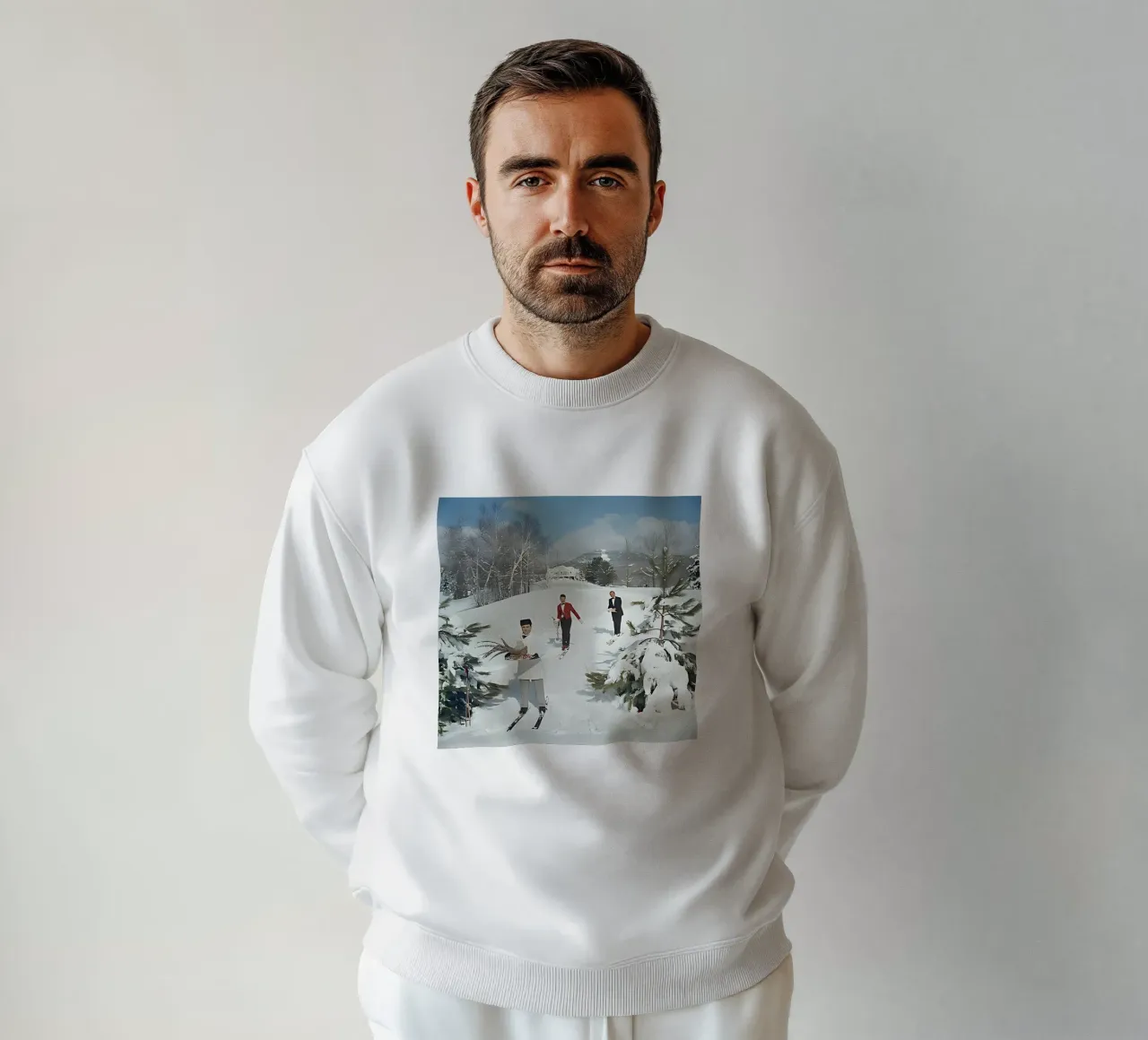 Slim Aarons - Skifahrende Kellner Sweatshirt von furrrstore