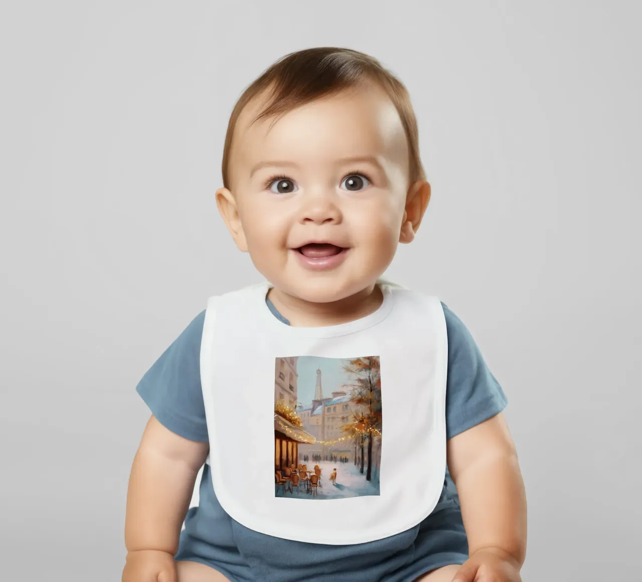 Caffè di Parigi nella neve invernale con cane e vista sulla Torre Eiffel bavaglino da Holiday Hearth Prints