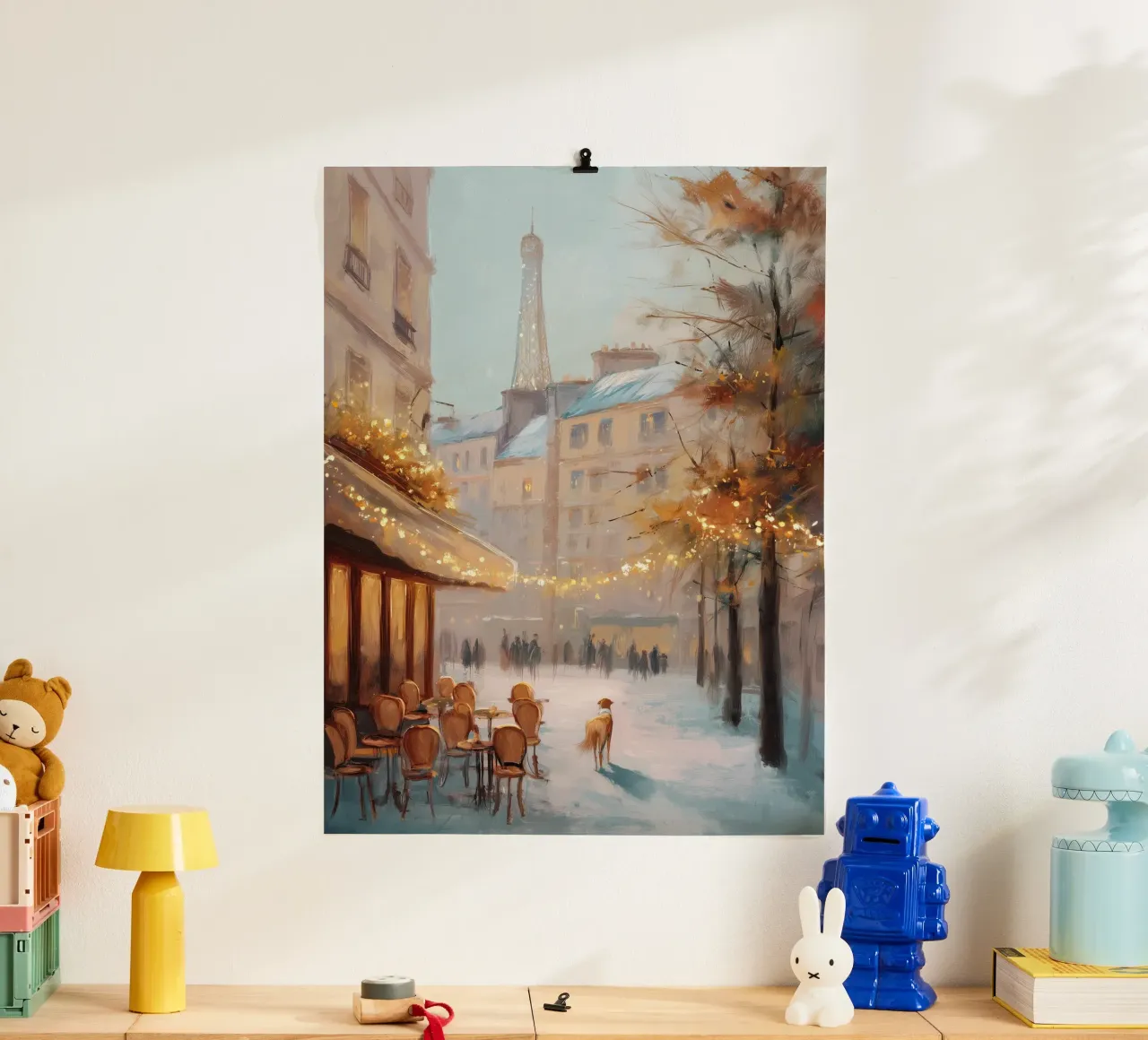 Caffè di Parigi nella neve invernale con cane e vista sulla Torre Eiffel carta hahnemühle da Holiday Hearth Prints