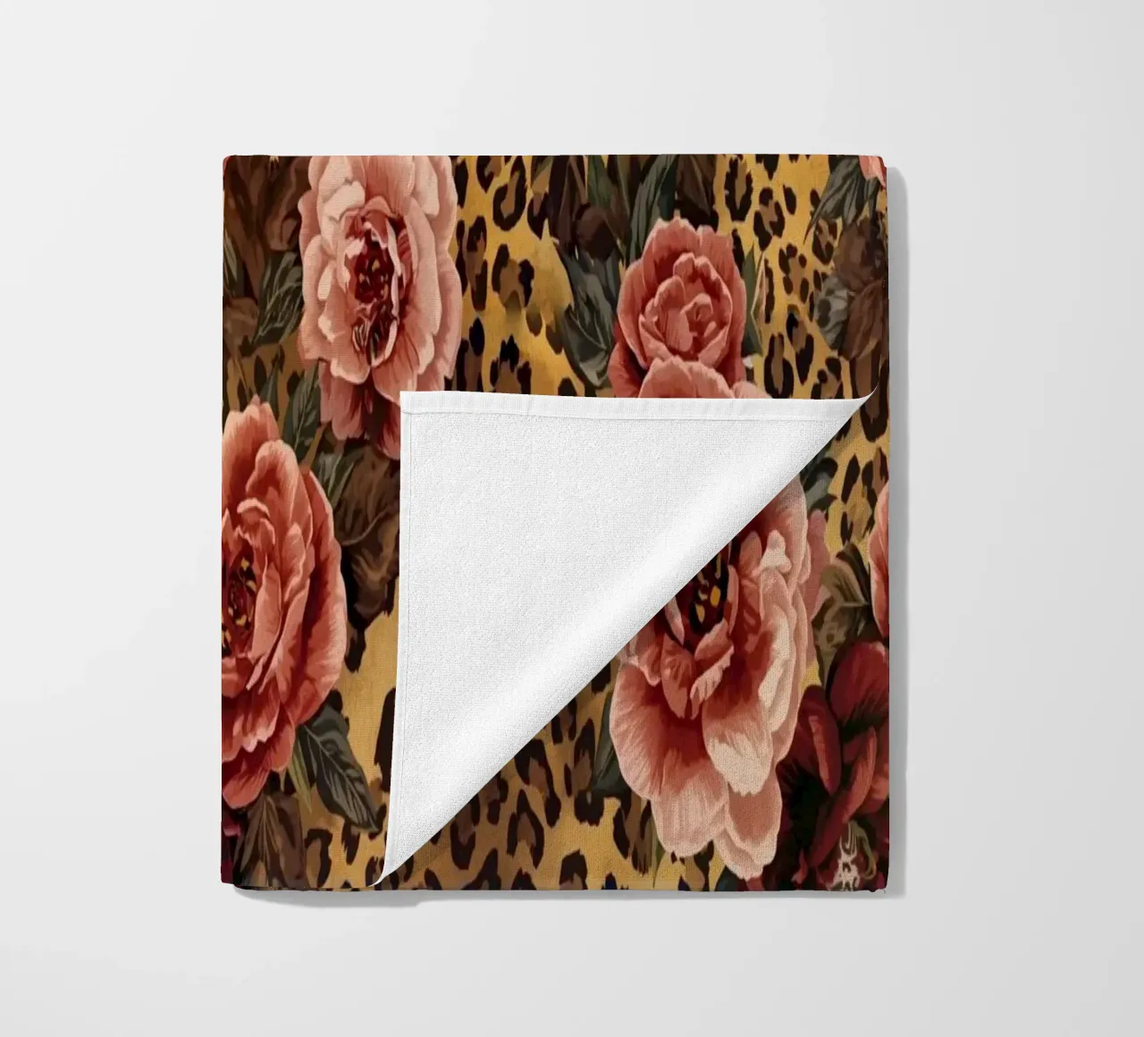 Leopard Rose Pattern strandhanddoek van AzStore11