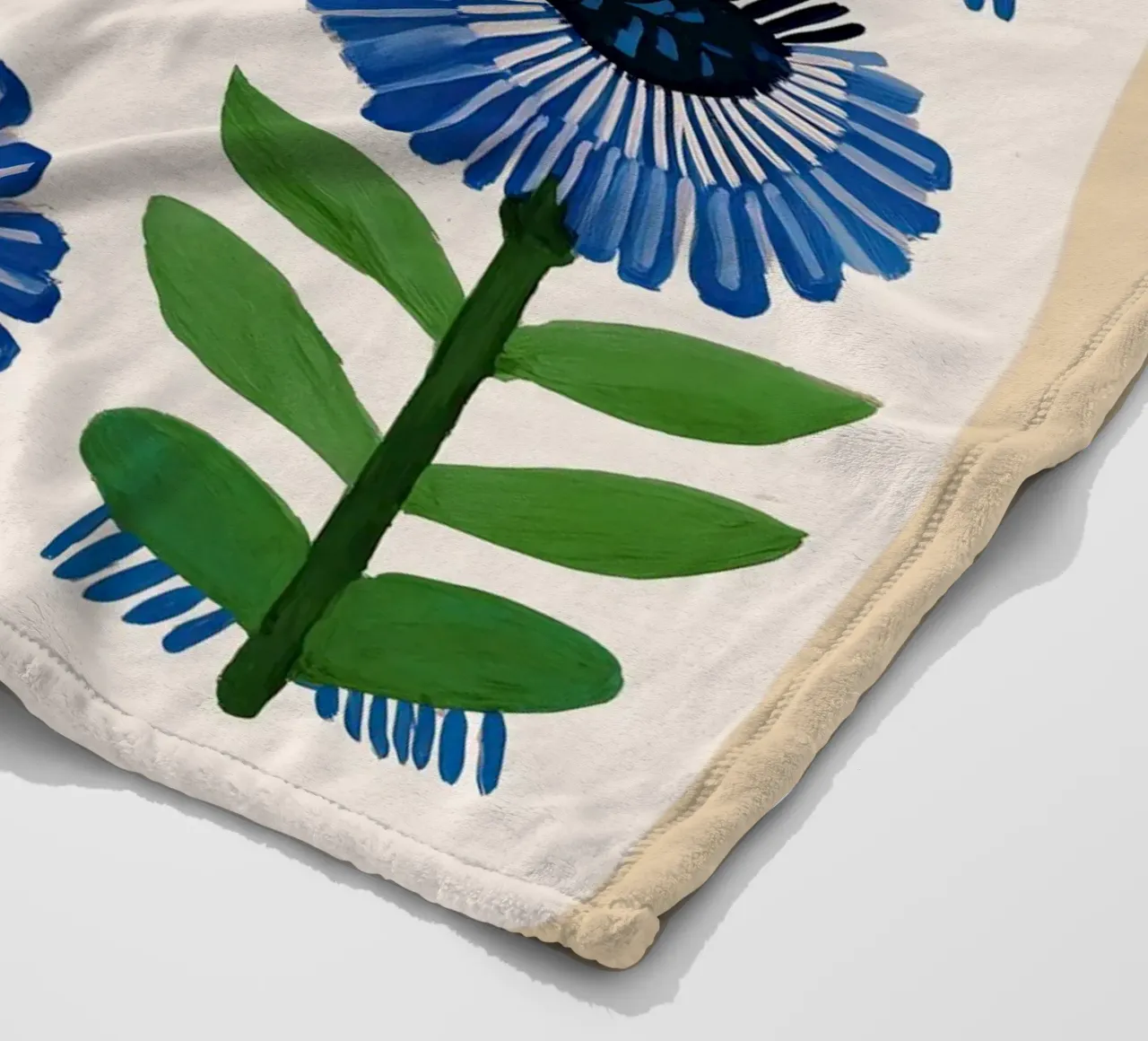 Arazzo Azure Bloom coperta in pile da Sienna Atelier