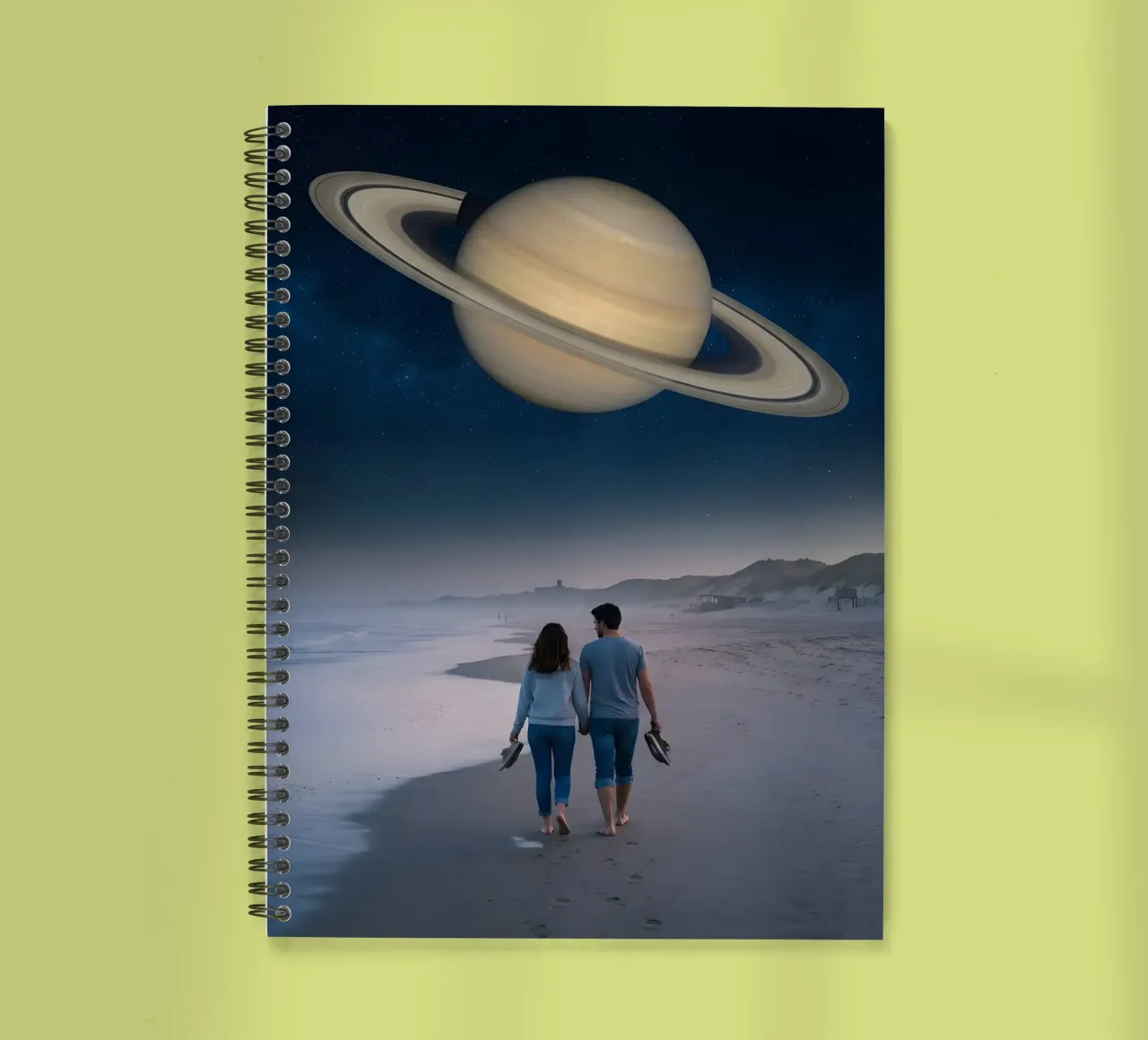 Romantica passeggiata sulla spiaggia sotto il cielo di Saturno gigante diario ad anelli da Dreamspace Visuals