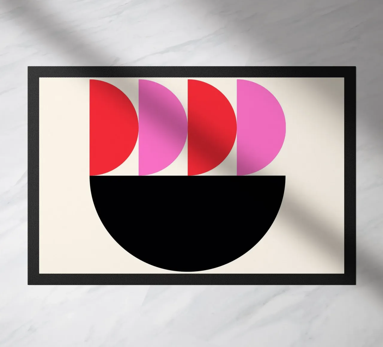 Composizione geometrica a semicerchio in rosa, rosso e nero zerbino da Trendy Vibes