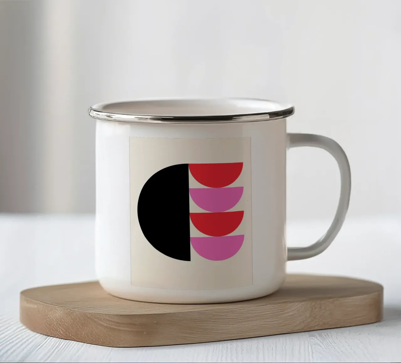 Composizione geometrica a semicerchio in rosa, rosso e nero tazza in smalto da Trendy Vibes