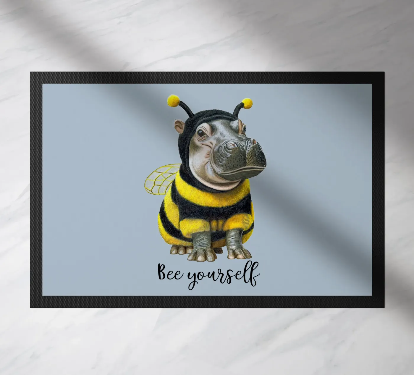 Bee Yourself Fußmatte von Graphit und Farbe