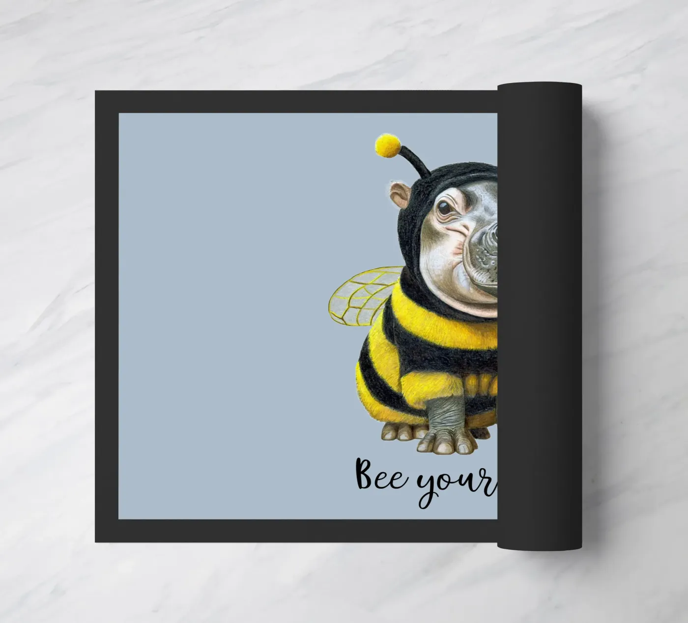 Bee Yourself Fußmatte von Graphit und Farbe