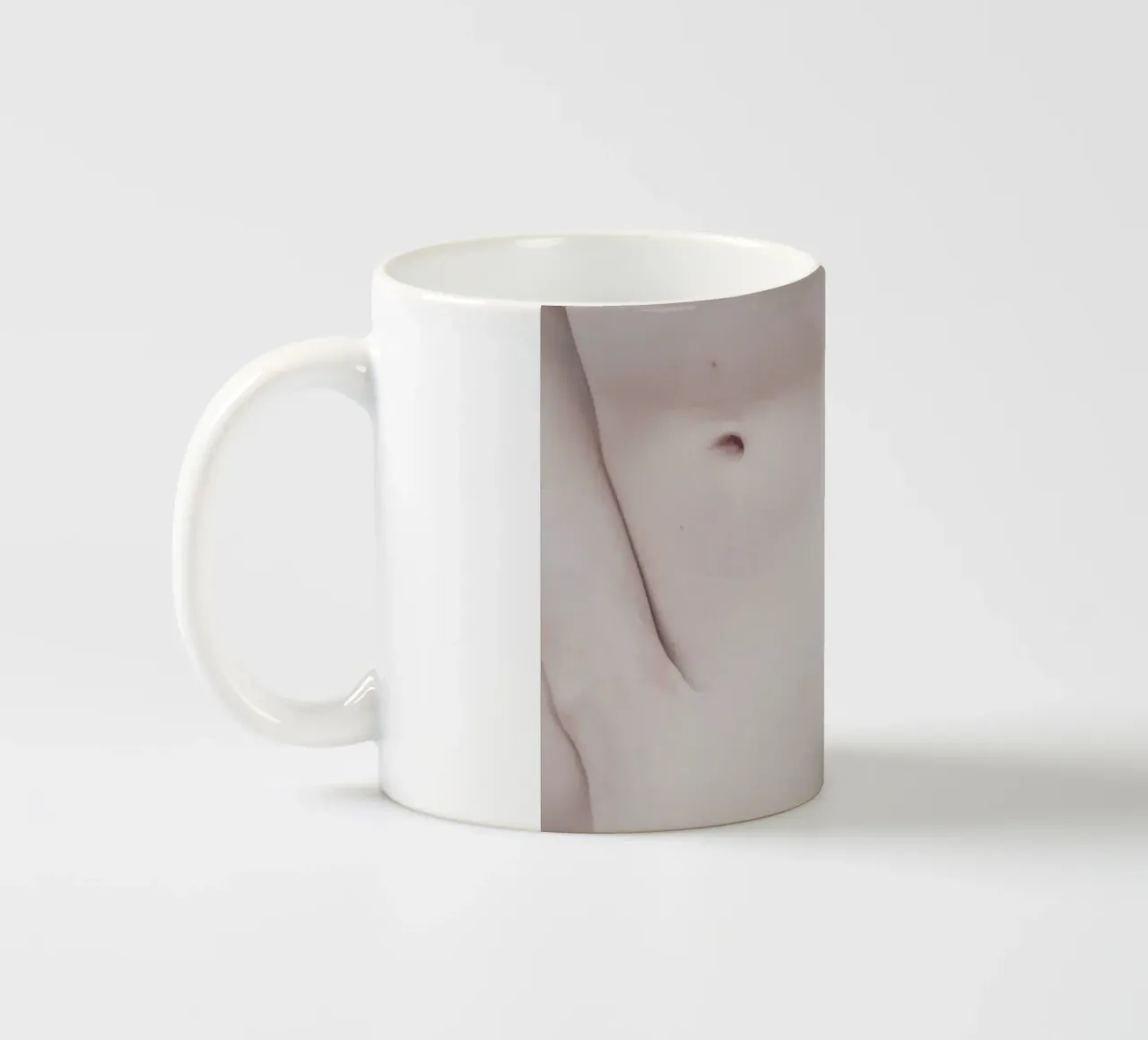 The Silkmoth 2 tazza in ceramica da Paul Aidan Perry