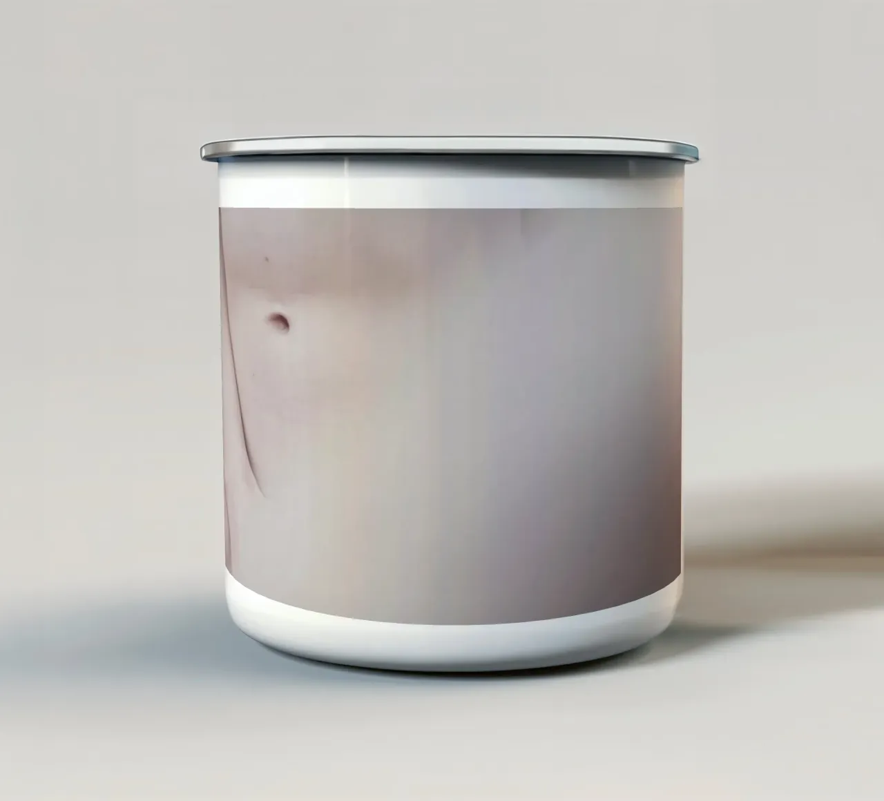 The Silkmoth 2 tazza in smalto da Paul Aidan Perry