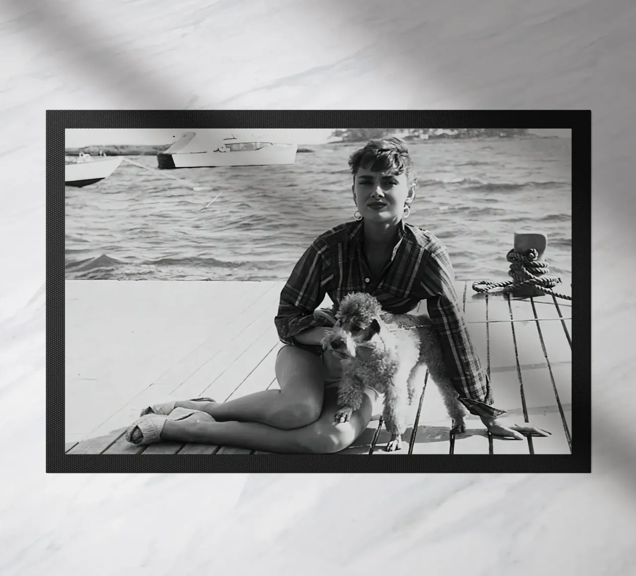 Audrey Hepburn con cane zerbino da Monikaprint