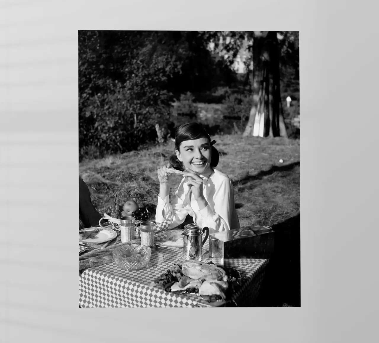 Audrey Hepburn Picnicking pellicola backlit da Monikaprint