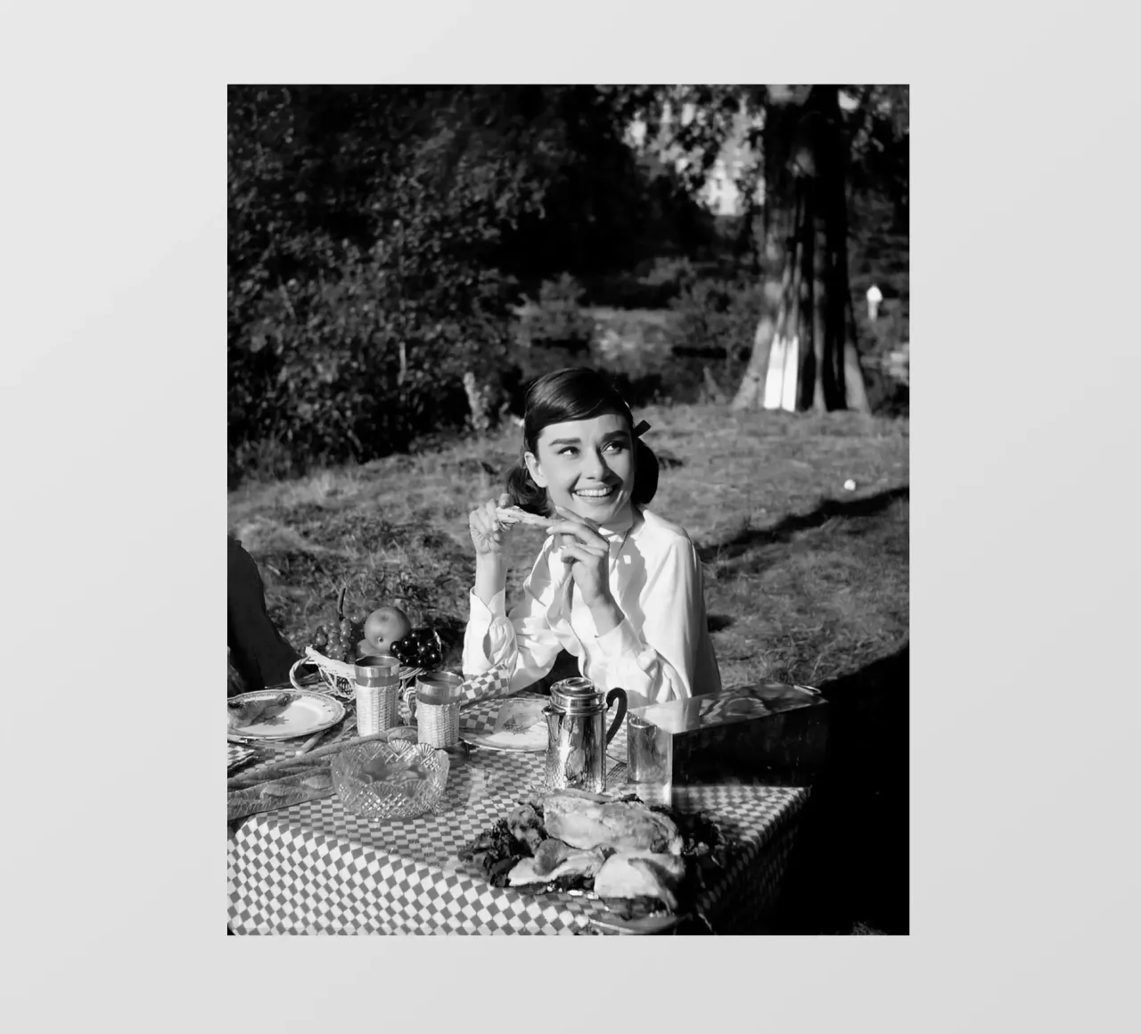 Audrey Hepburn Picnicking pellicola backlit da Monikaprint