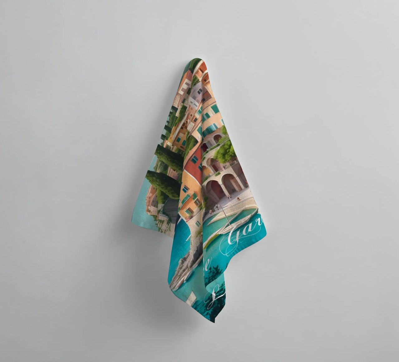 Gardasee Italien Szene Handtuch von Charnwood Prints