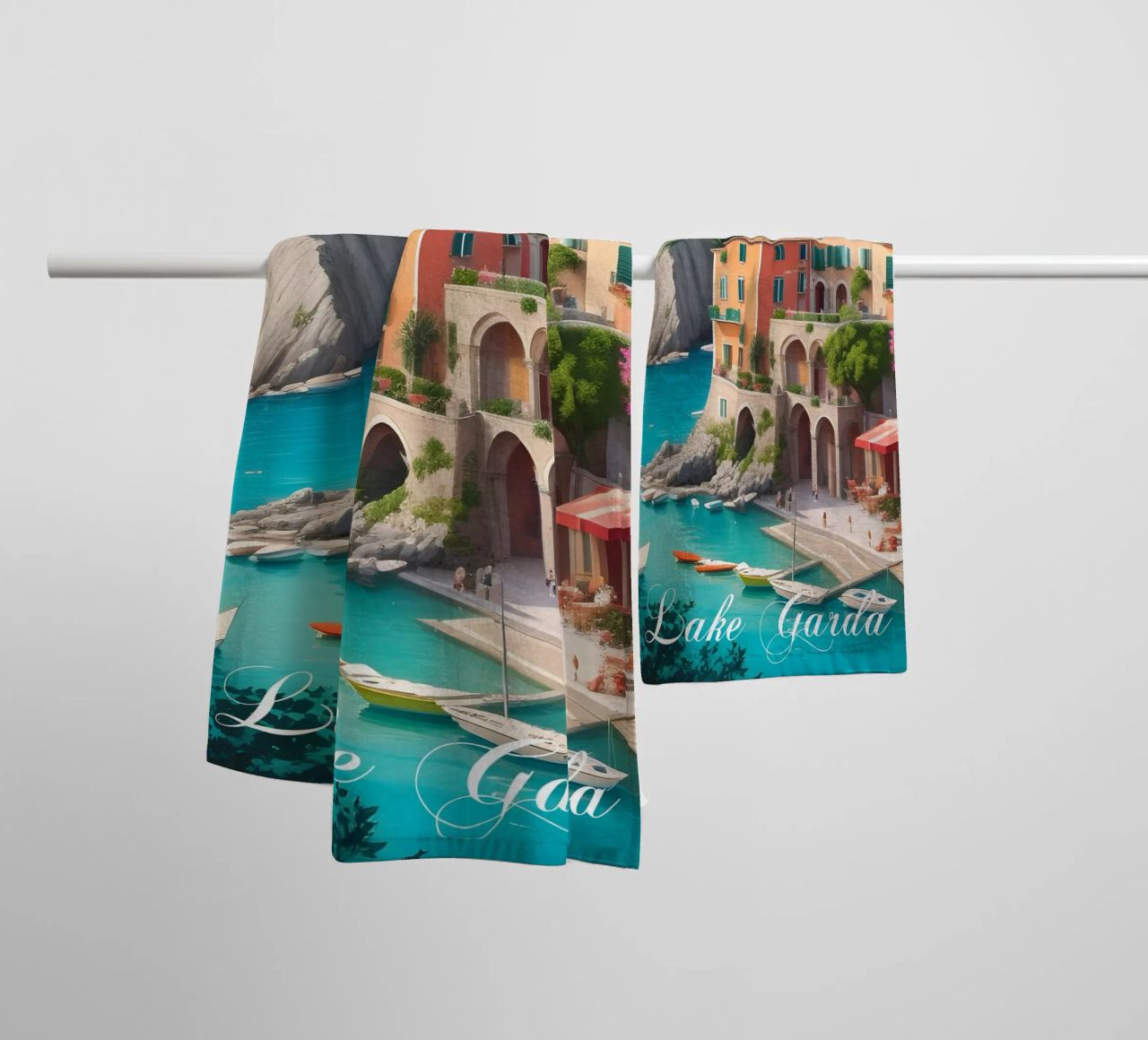 Gardasee Italien Szene Handtuch von Charnwood Prints