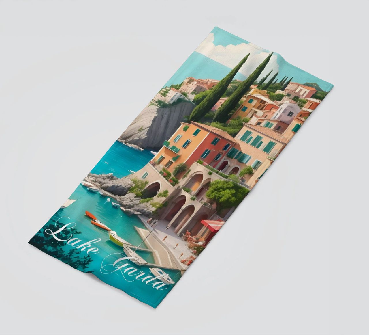 Gardasee Italien Szene Strandtuch von Charnwood Prints