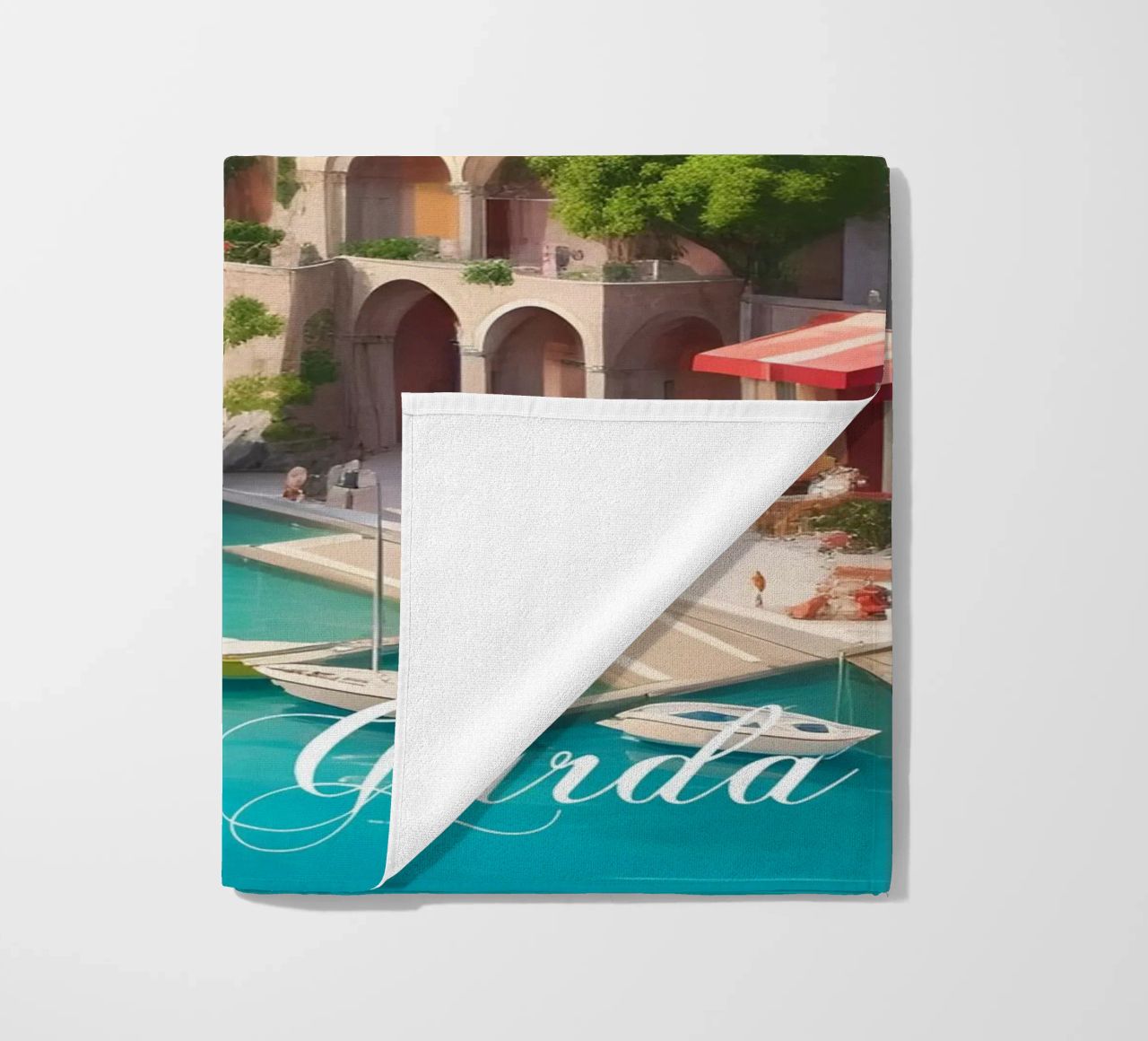 Gardasee Italien Szene Strandtuch von Charnwood Prints