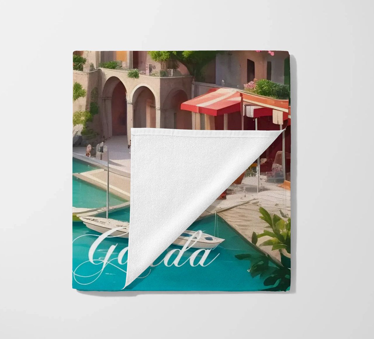 Gardasee Italien Szene Strandtuch von Charnwood Prints
