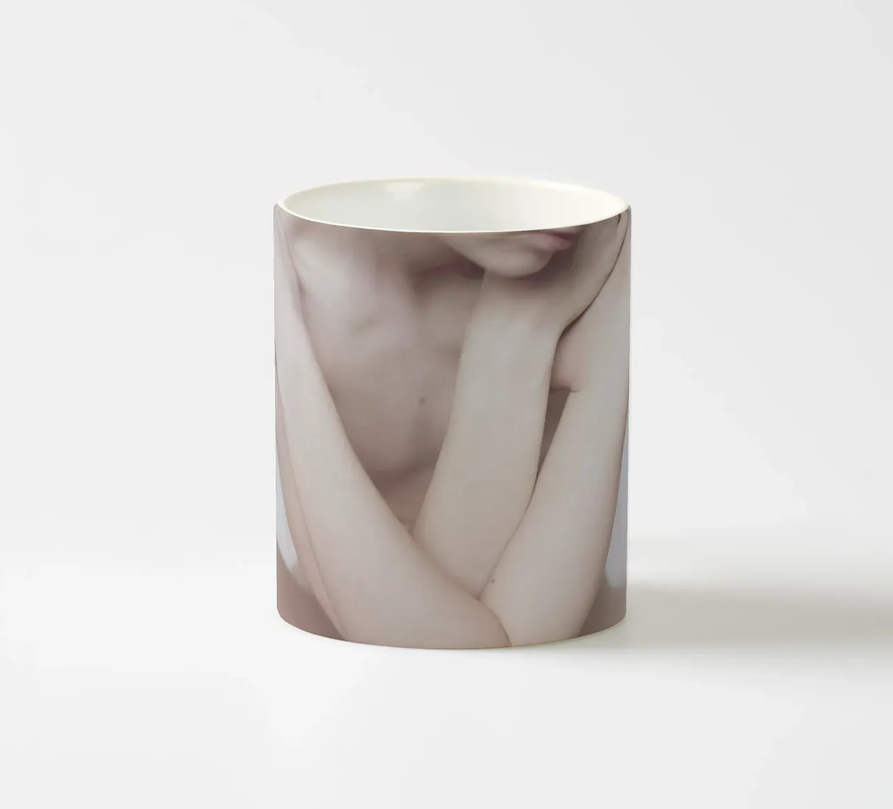 The Silkmoth 6 tazza in ceramica da Paul Aidan Perry