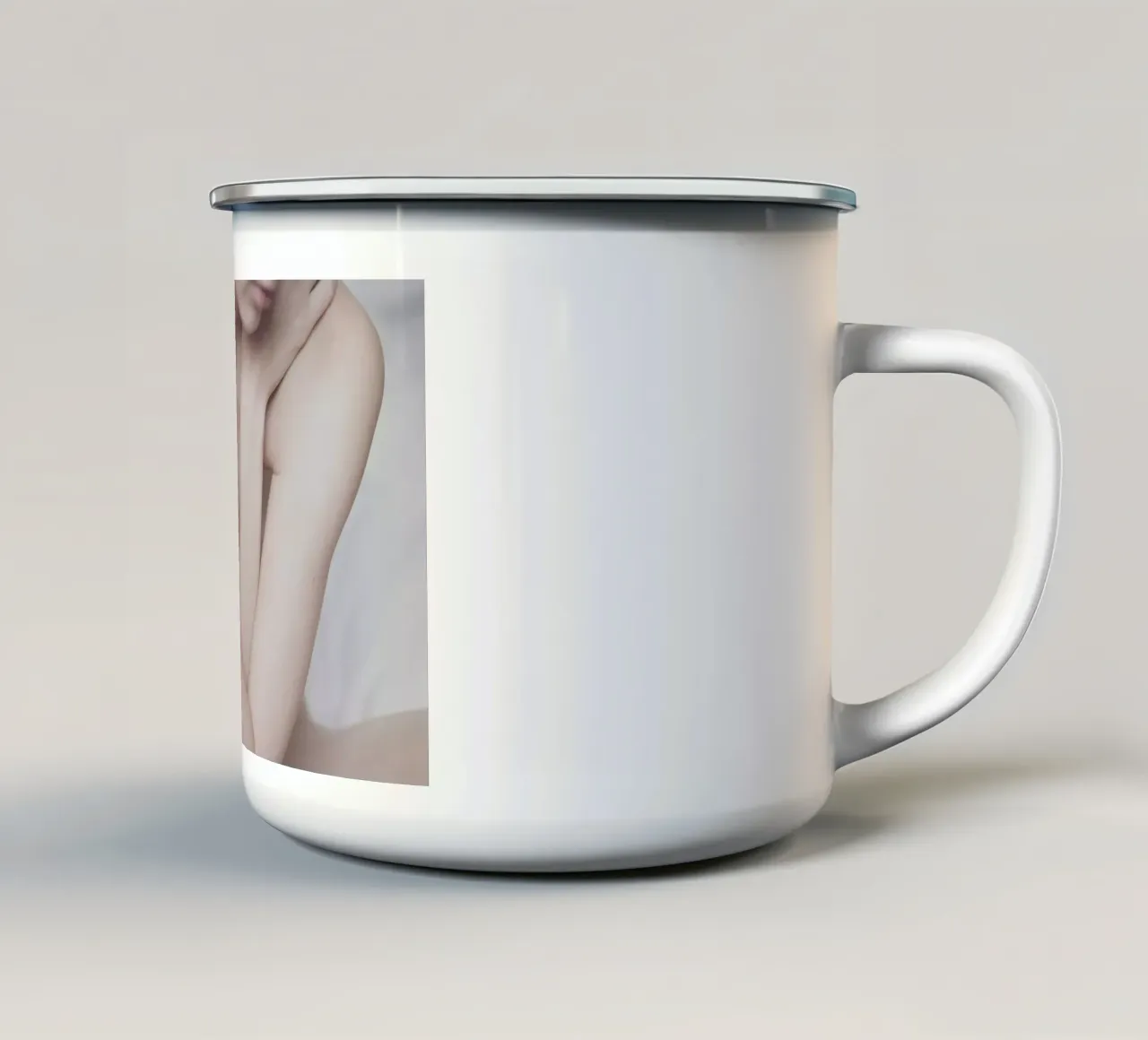 The Silkmoth 6 tazza in smalto da Paul Aidan Perry