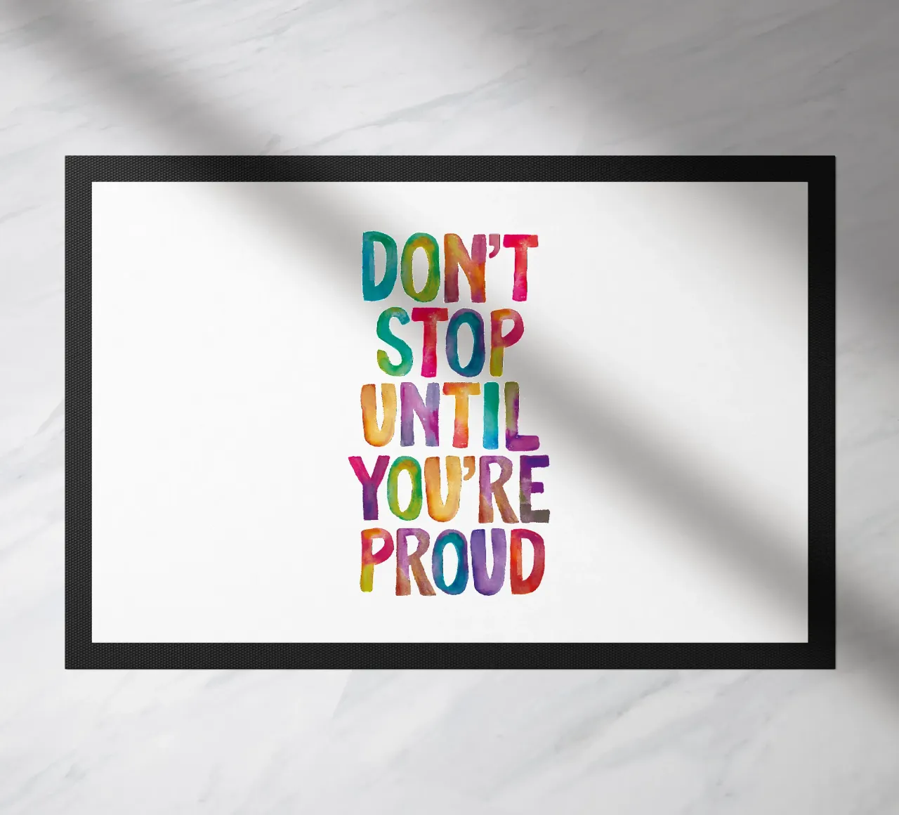 Non fermarti finché non sarai orgoglioso Design tipografico zerbino da THE MOTIVATED TYPE