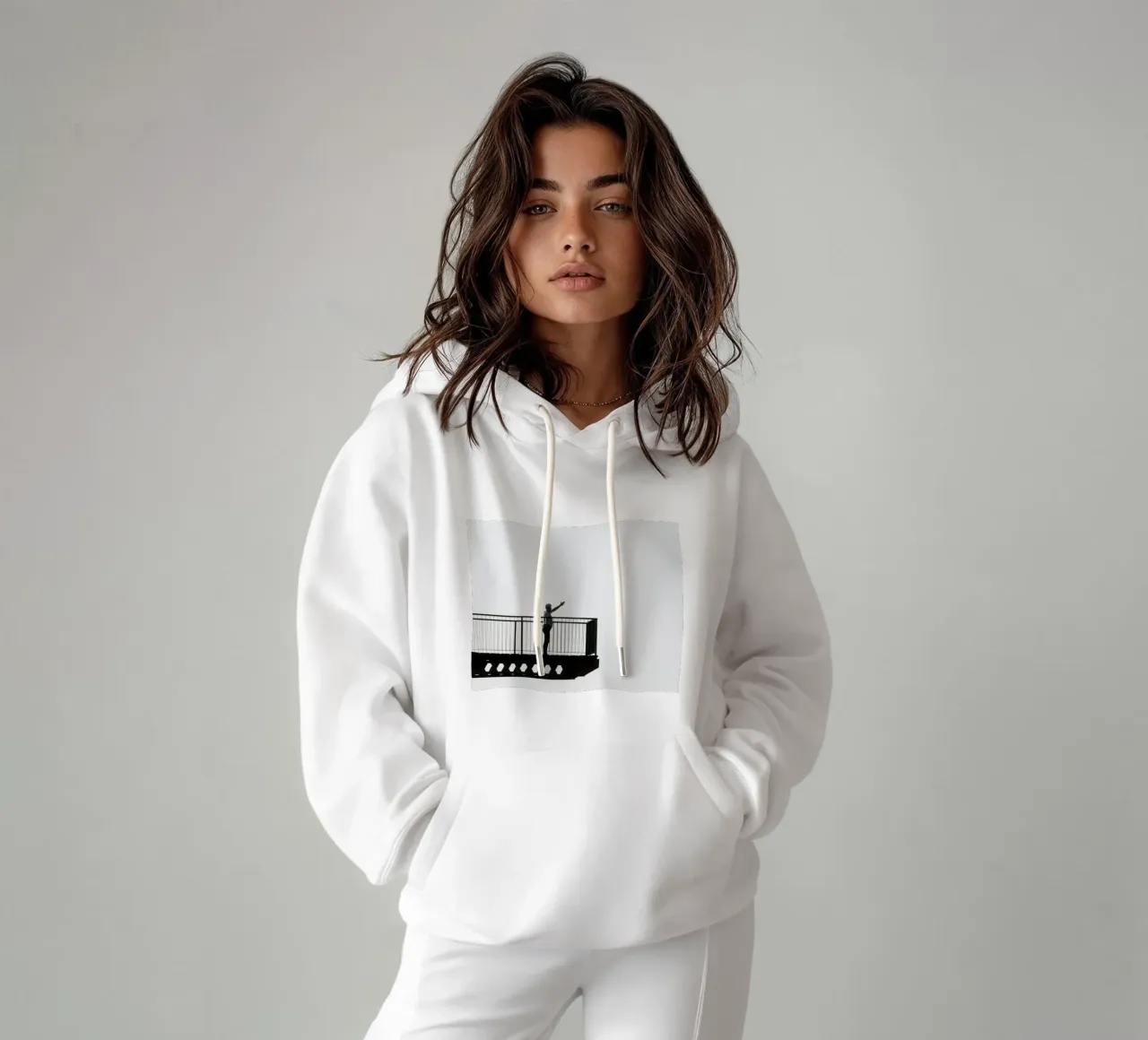 silhouette su un balcone felpa con cappuccio da Harmony Gallery