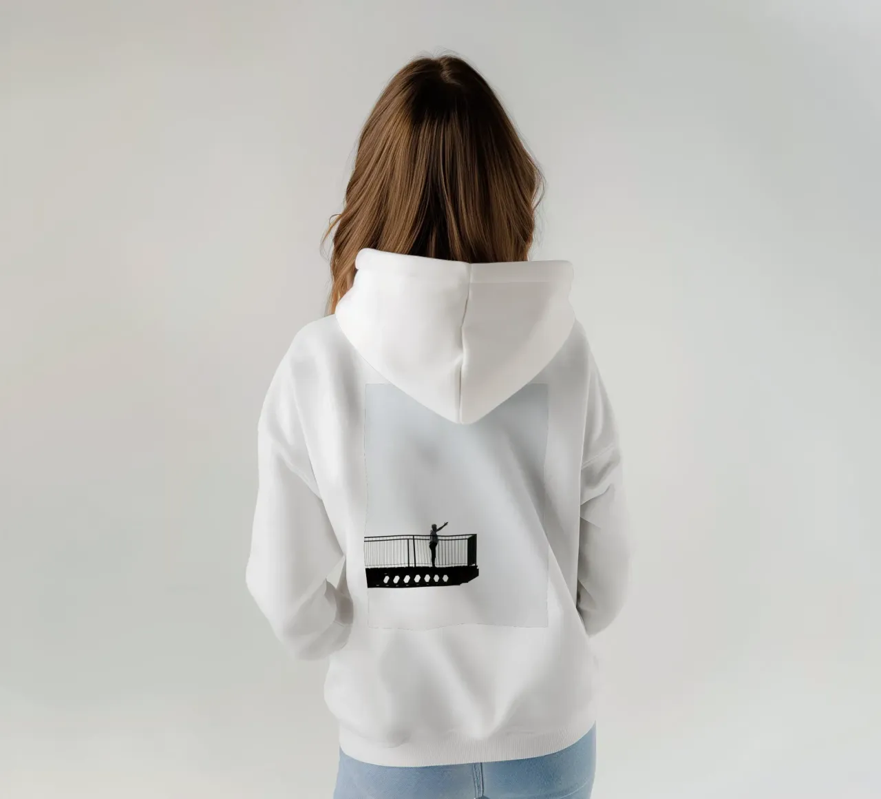 silhouette su un balcone felpa con cappuccio da Harmony Gallery