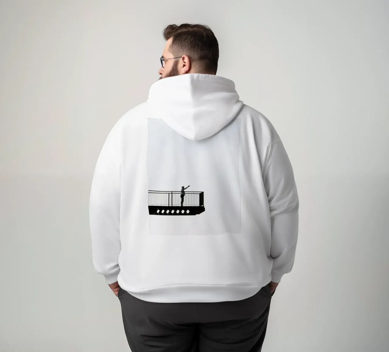 silhouette su un balcone felpa con cappuccio da Harmony Gallery