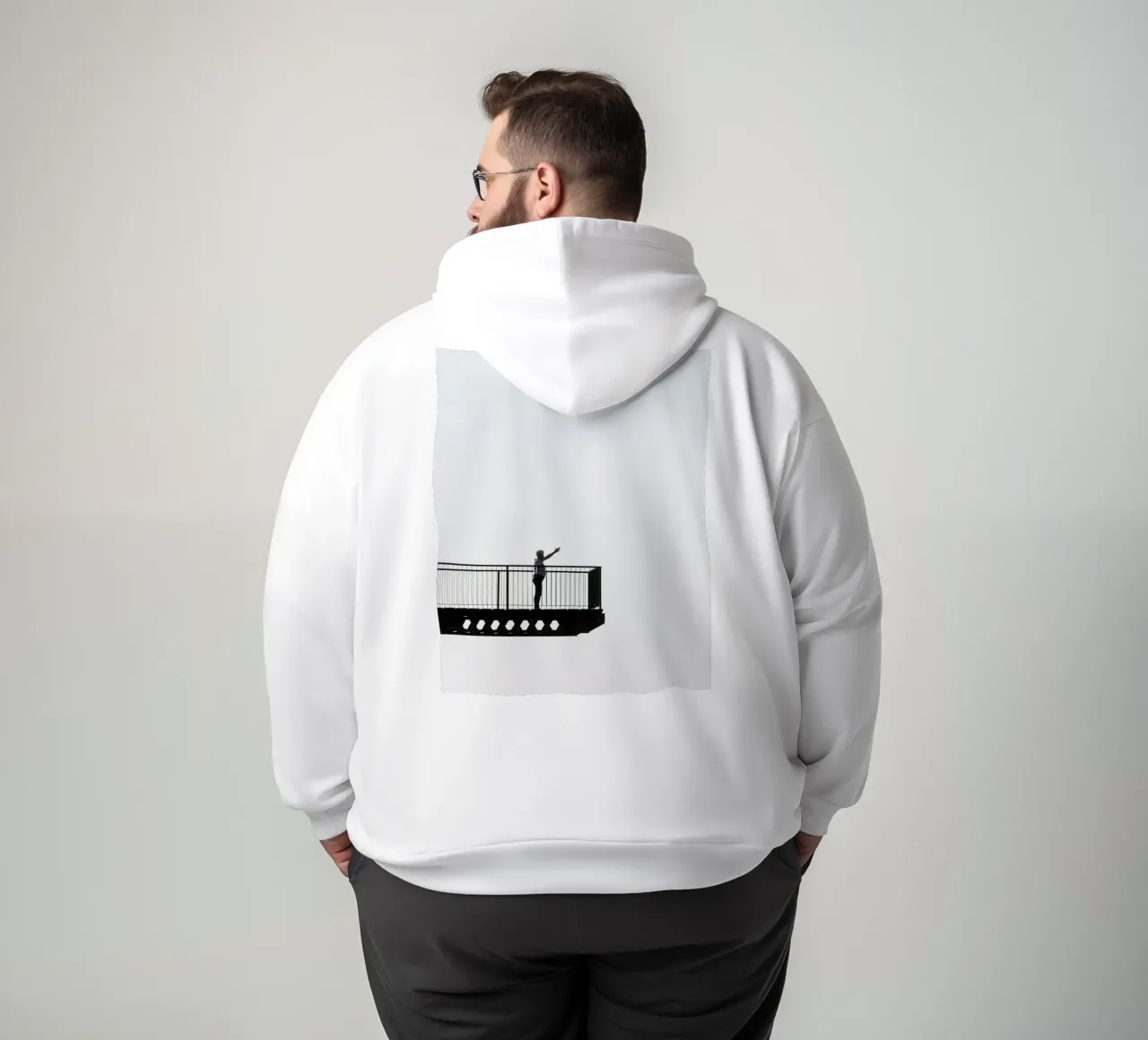 silhouette su un balcone felpa con cappuccio da Harmony Gallery