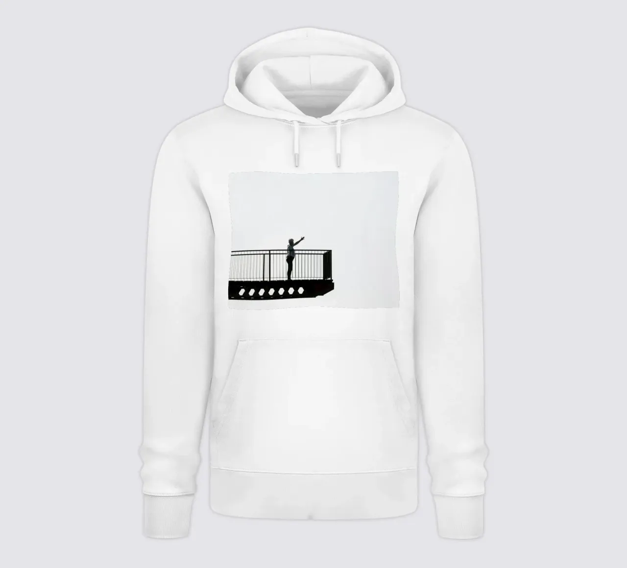 silhouette su un balcone felpa con cappuccio da Harmony Gallery