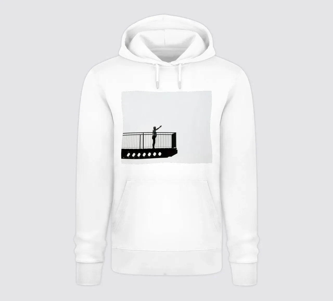 silhouette su un balcone felpa con cappuccio da Harmony Gallery