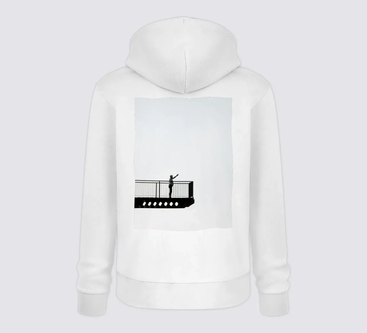 silhouette su un balcone felpa con cappuccio da Harmony Gallery