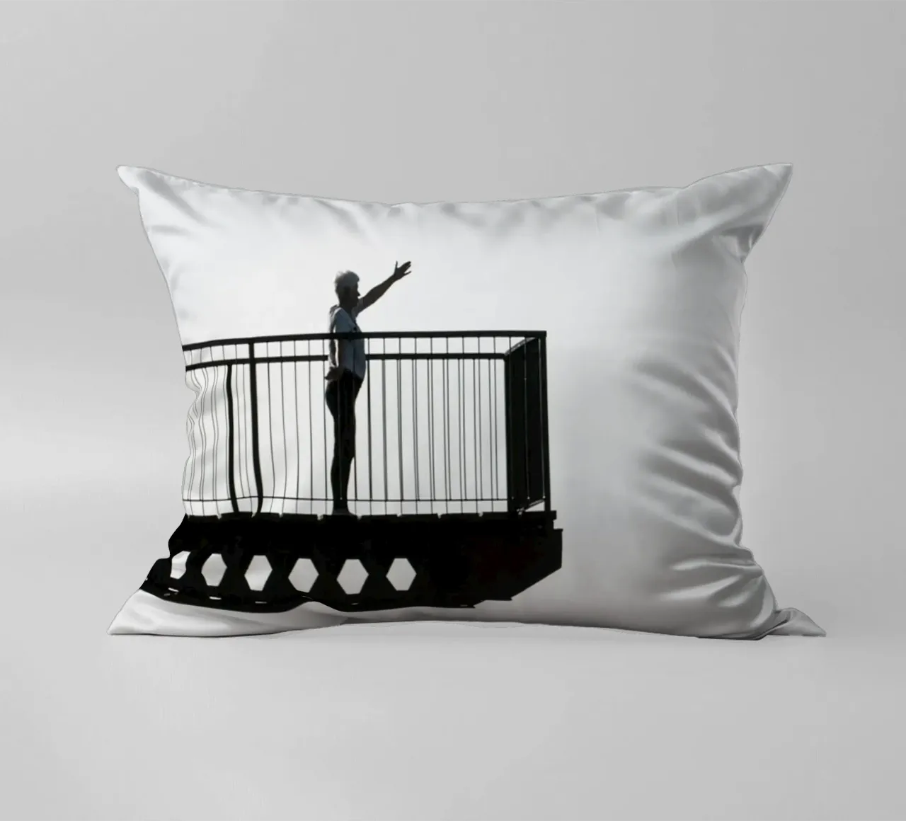 silhouette su un balcone cuscino da Harmony Gallery