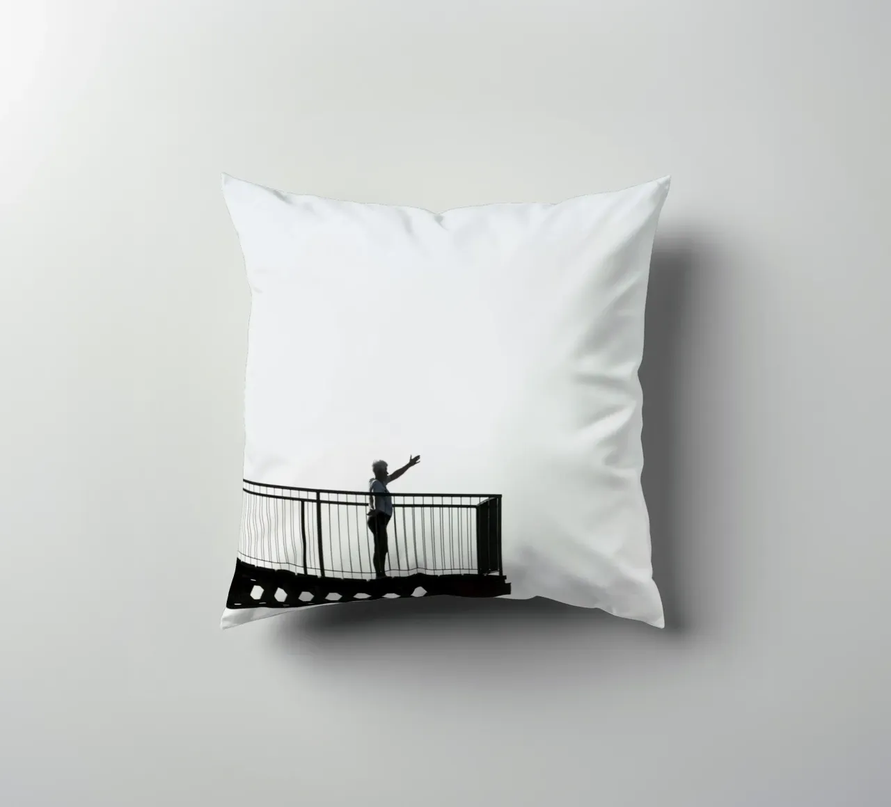 silhouette su un balcone cuscino da Harmony Gallery