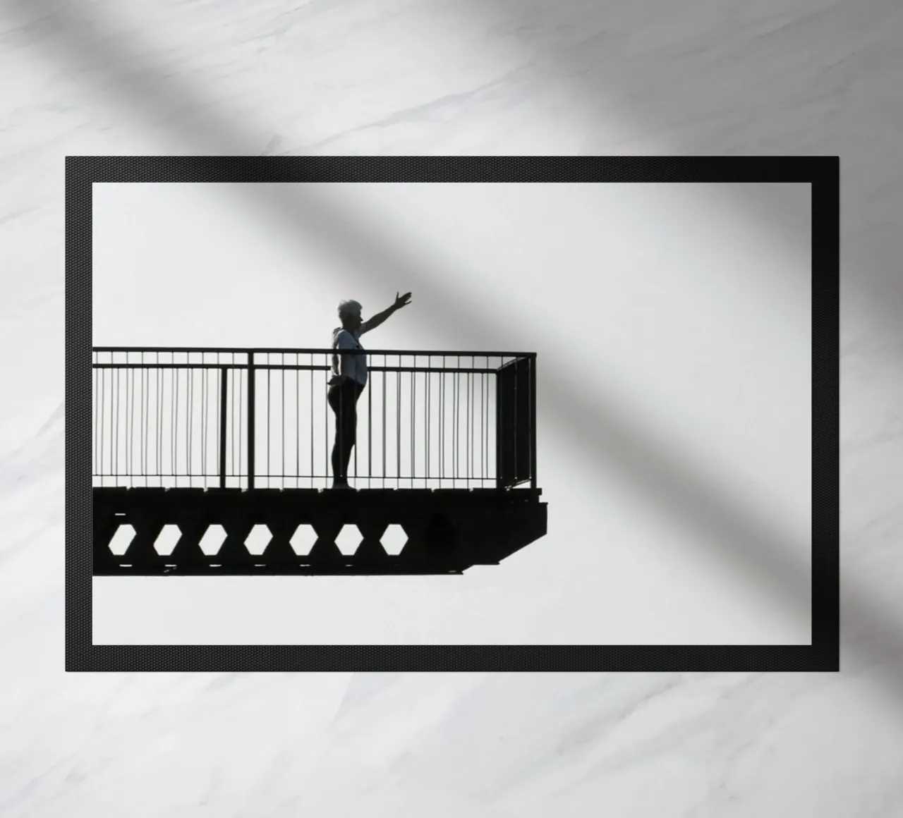 silhouette su un balcone zerbino da Harmony Gallery