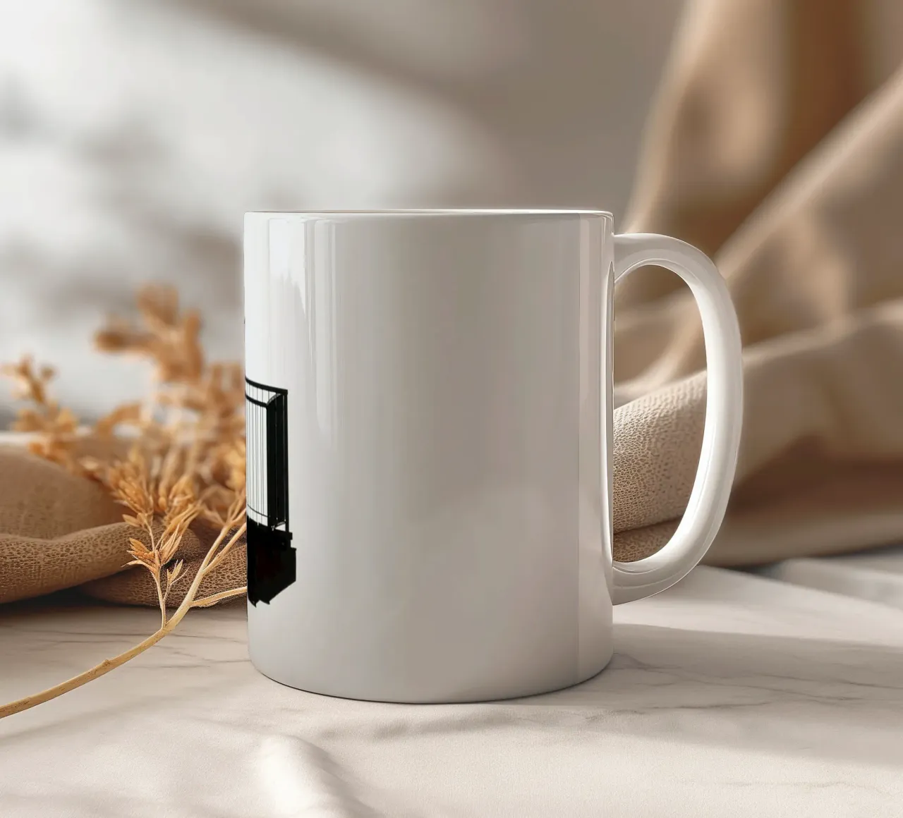 silhouette su un balcone tazza in ceramica da Harmony Gallery