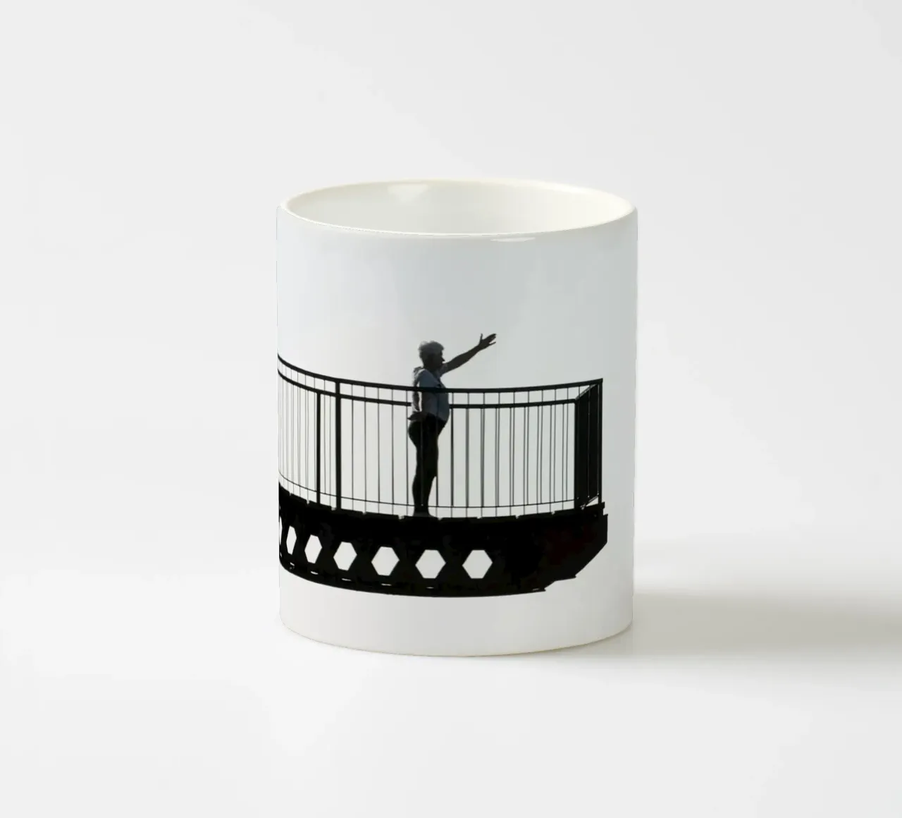 silhouette su un balcone tazza in ceramica da Harmony Gallery