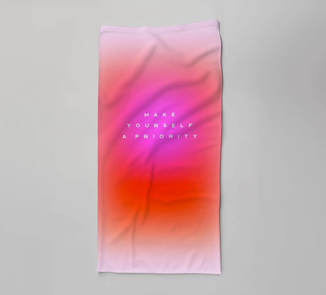 MAKE YOURSELF A PRIORITY - Zelfzorg Aura verloop kunst badhanddoek van Dominique Vari Words