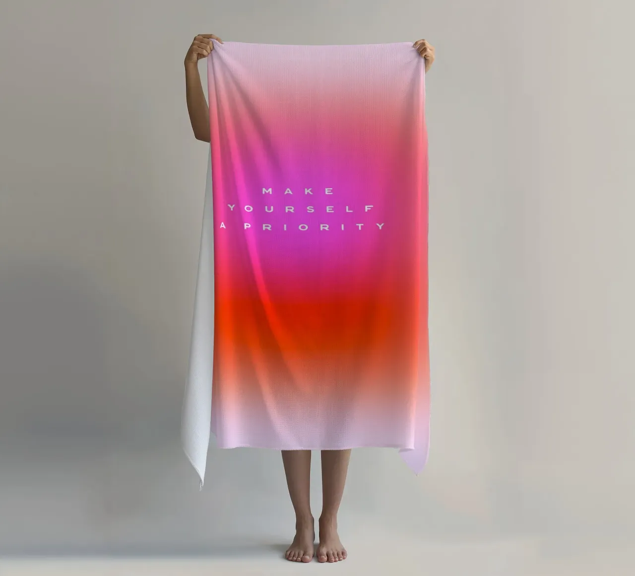 MAKE YOURSELF A PRIORITY - Zelfzorg Aura verloop kunst strandhanddoek van Dominique Vari Words