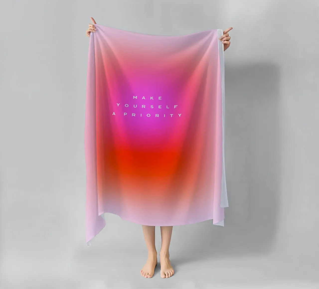 MAKE YOURSELF A PRIORITY - Zelfzorg Aura verloop kunst strandhanddoek van Dominique Vari Words