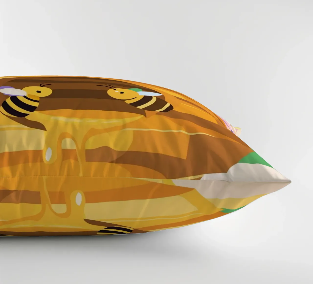 Illustrazione di alveare con api e miele cuscino da POLYGON SPECIAL