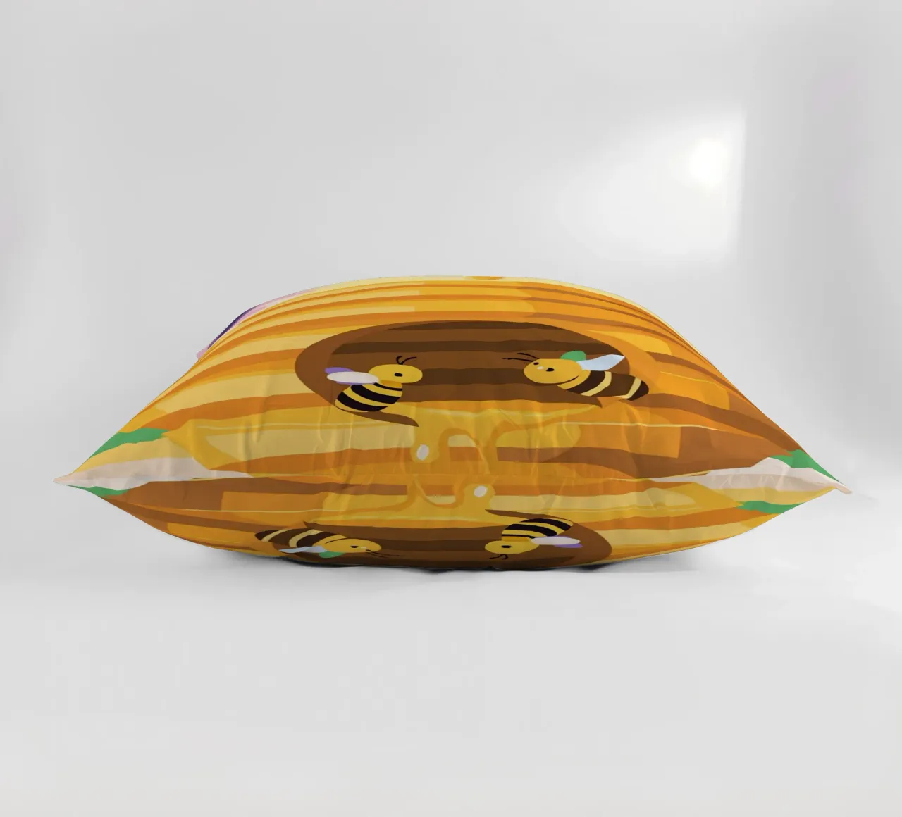 Illustrazione di alveare con api e miele cuscino da POLYGON SPECIAL