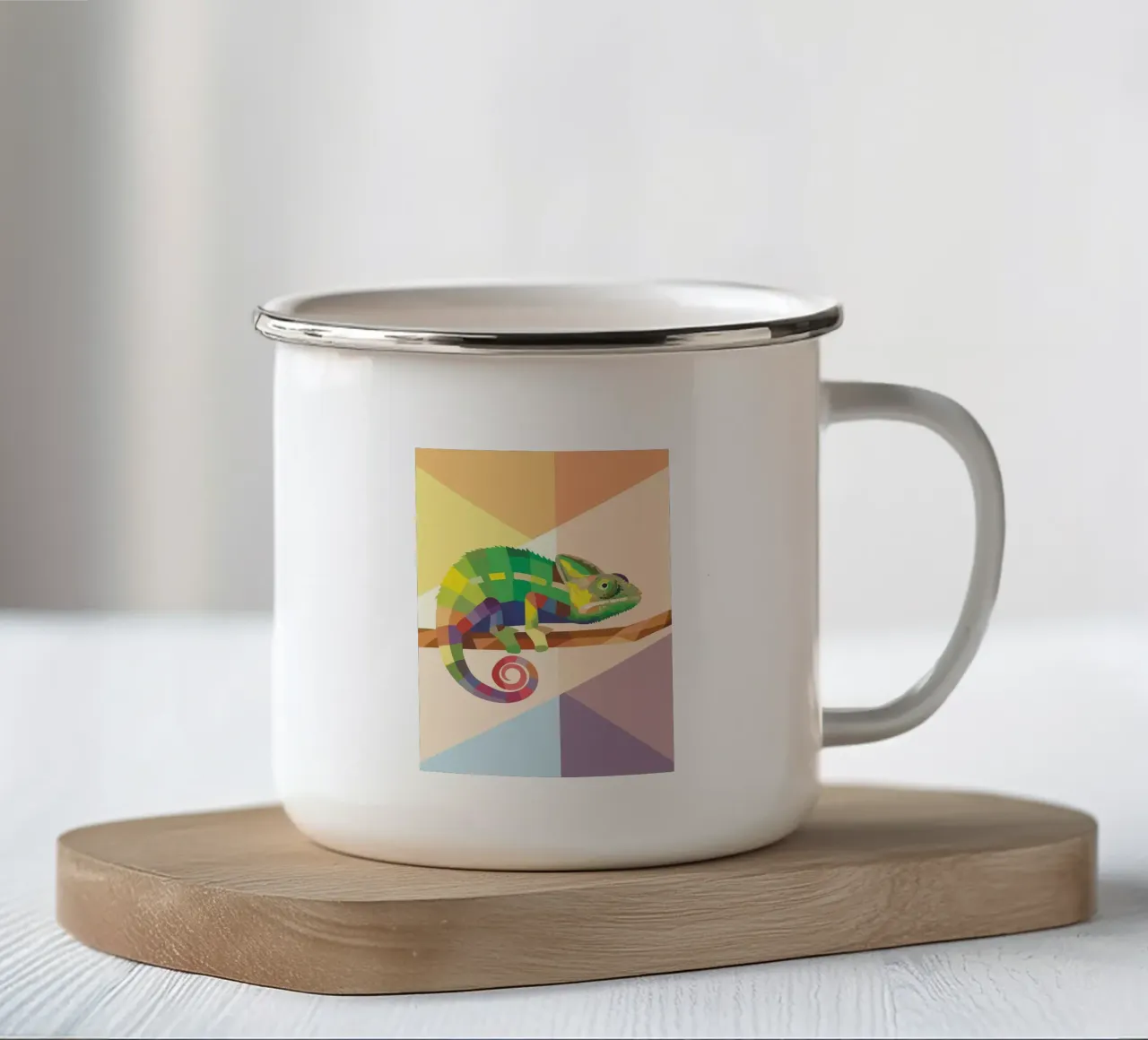 Illustrazione di camaleonte su un ramo con stile geometrico tazza in smalto da POLYGON SPECIAL