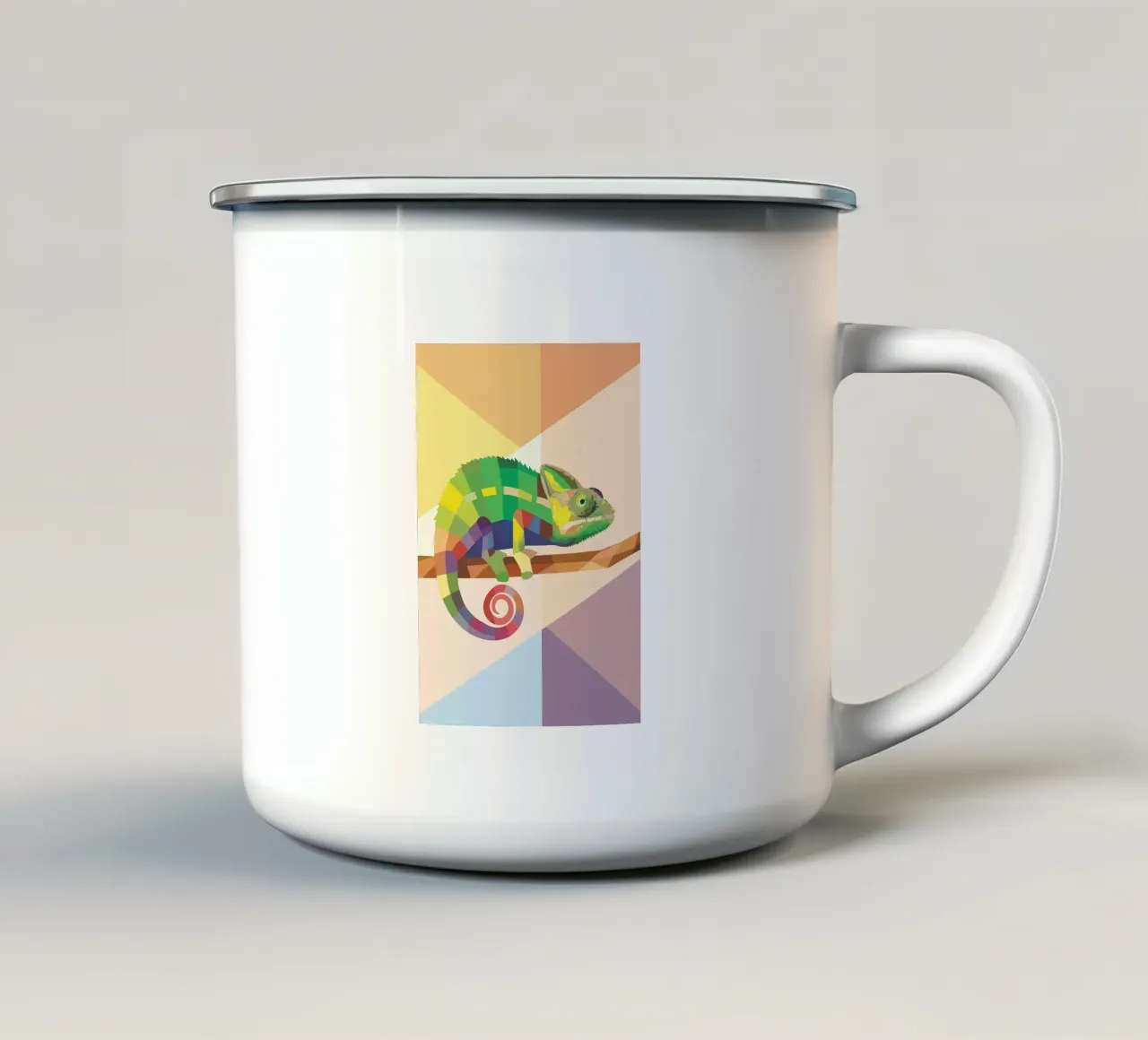 Illustrazione di camaleonte su un ramo con stile geometrico tazza in smalto da POLYGON SPECIAL